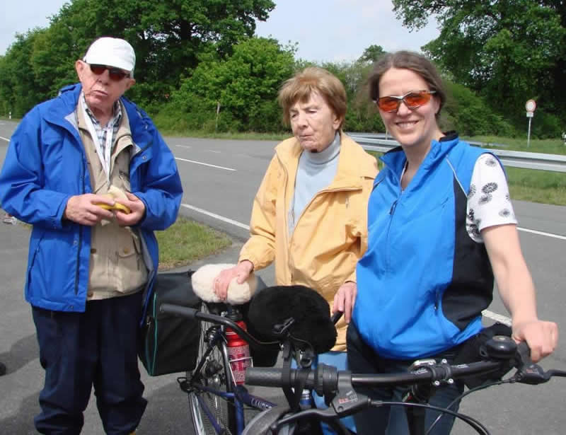 Helmuth, Milli und Corinna bei einer Pause